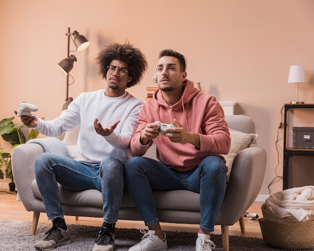 Men concentrated to play games