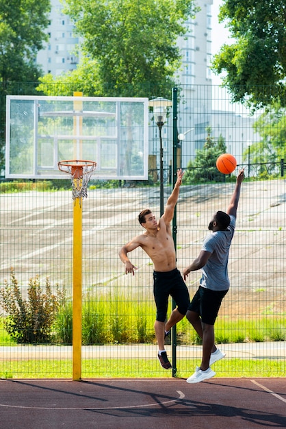 無料写真 バスケットボールの試合に勝つために戦う男性