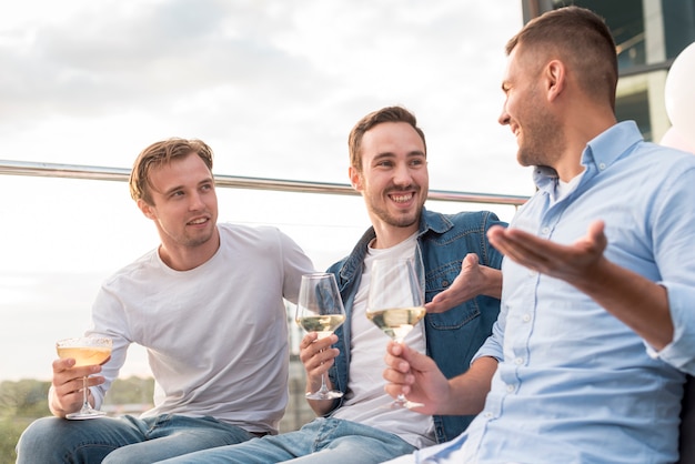 Бесплатное фото Мужчины, имеющие диалог на вечеринке