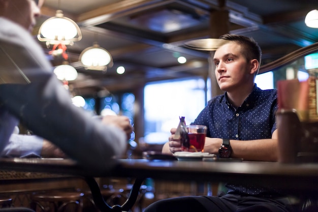 カフェで会話をしている男性