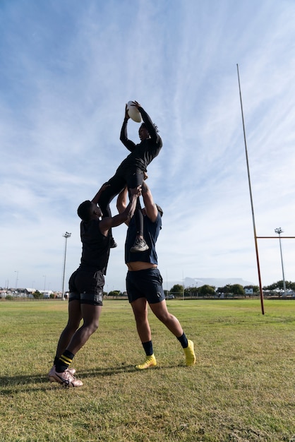 Foto gratuita uomini che giocano a rugby sul campo