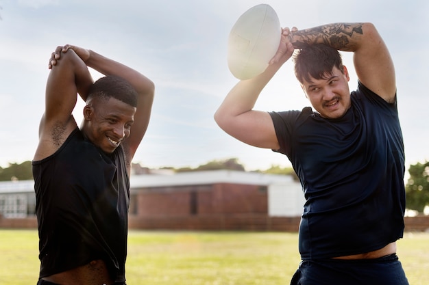 Foto gratuita uomini che giocano a rugby sul campo