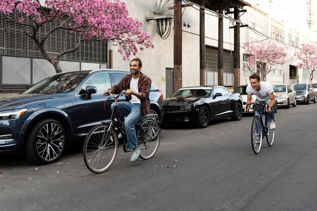 Мужчины, езда на велосипедах в городе