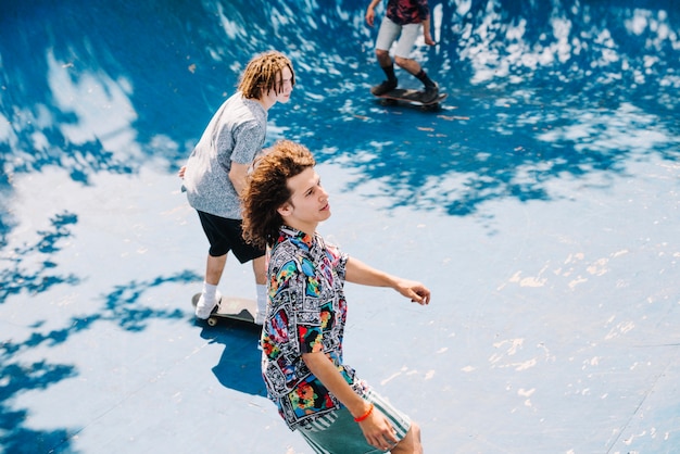 무료 사진 skatepark에서 경사로 함께 타고 남자