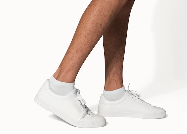 Мужские белые кожаные кроссовки из плотной ткани крупным планом - снимок с дизайнерским пространством