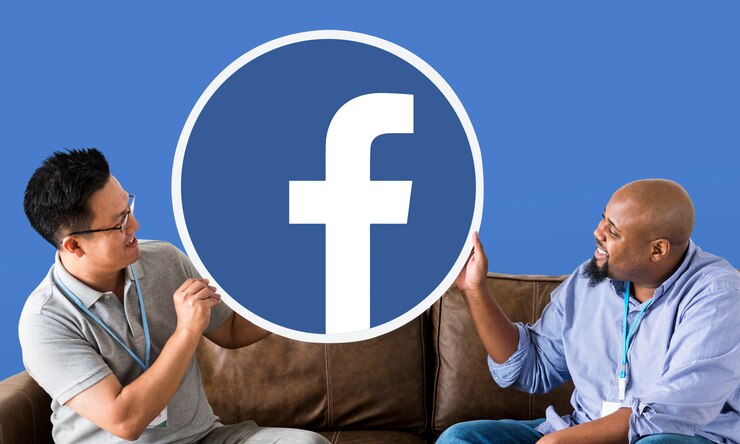 無料Photo facebookアイコンを表示している男性