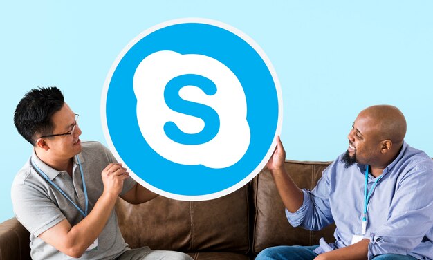 Skypeアイコンを表示している男性