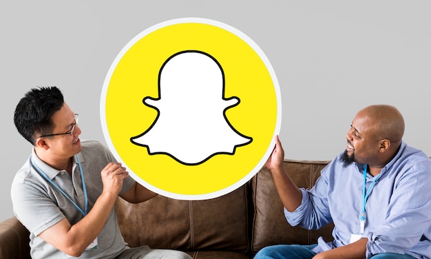 Foto gratuita uomini che mostrano un'icona snapchat