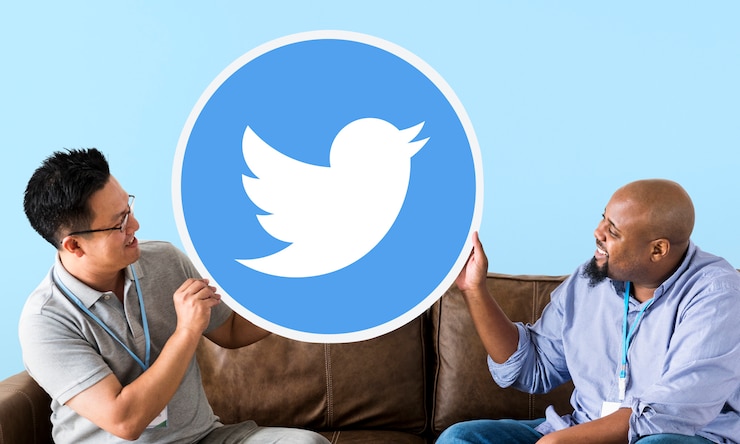 無料Photo twitterのアイコンを見せている男性