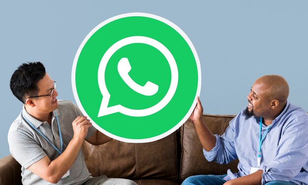 WhatsApp Messengerアイコンを表示している男性