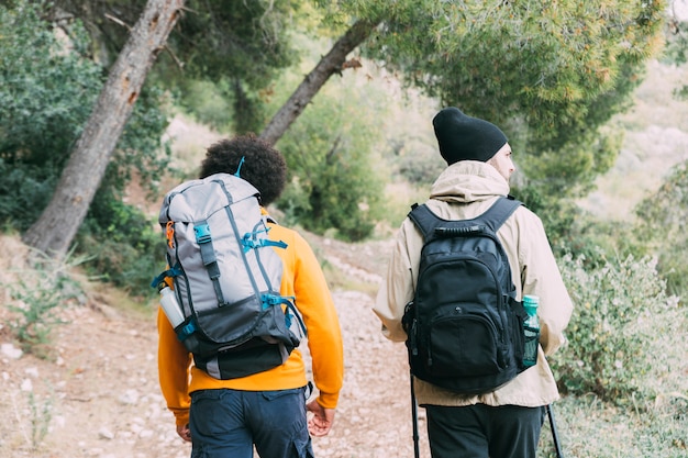 Foto gratuita uomini di trekking nella natura