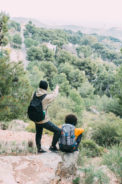 Foto gratuita uomini di trekking nella natura