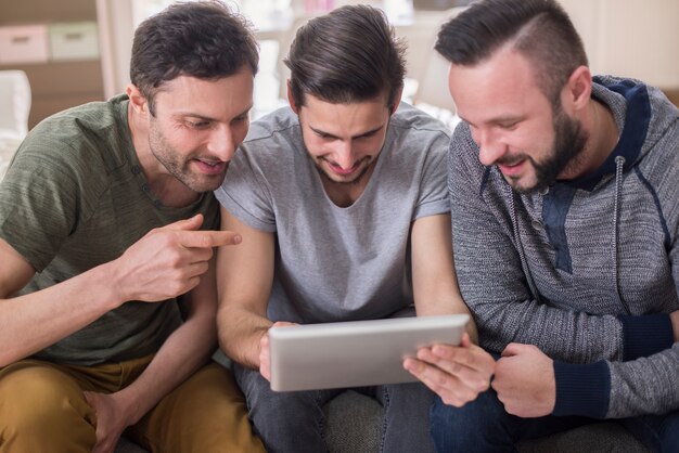 Мужчины смотрят видео на планшете