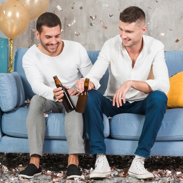 Мужчины с пивом на диване