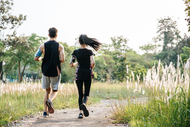 남자와 여자는 달리기로 운동합니다.