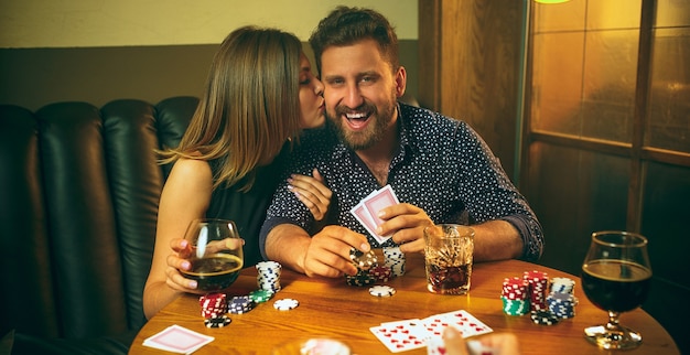 Foto gratuita uomini e donne che giocano a carte. poker, intrattenimento serale e concetto di eccitazione