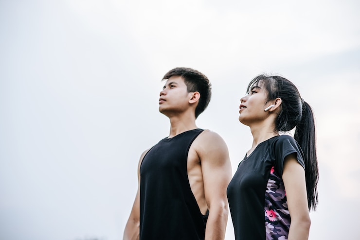 無料Photo 運動後、男性と女性が立って空を見上げます。
