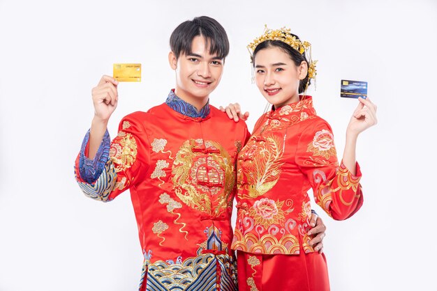 Men and women Wear a qipao and go shopping with a credit card.