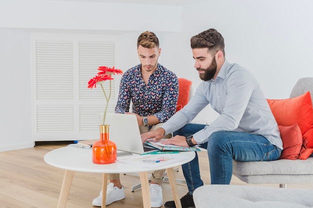 Free photo men working with laptop in office