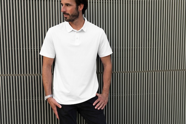 Foto gratuita polo da uomo bianca per abbigliamento casual outdoor shoot