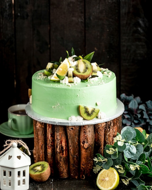 Free photo menthol collor cake decorated with kiwi and lime