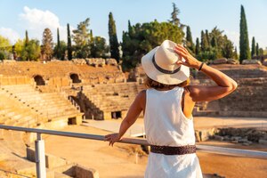 Merida roman ruins un giovane turista che visita l'anfiteatro romano al tramonto estremadura spagna