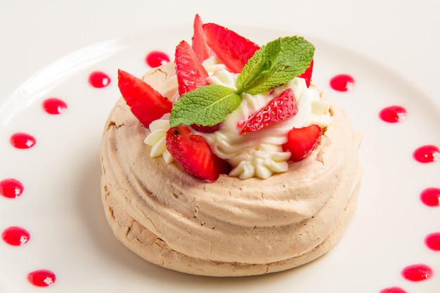 Meringue with strawberry