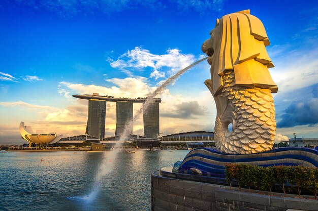 Статуя Мерлиона и городской пейзаж в Сингапуре.