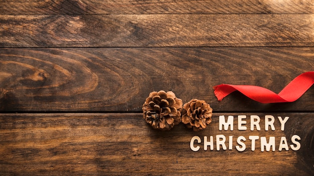 С Рождеством Христовым надпись рядом с корягами и лентой