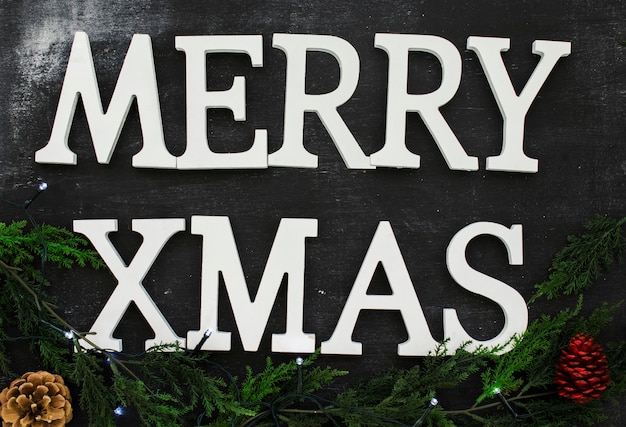 Надпись на рождественскую елку с зелеными ветками