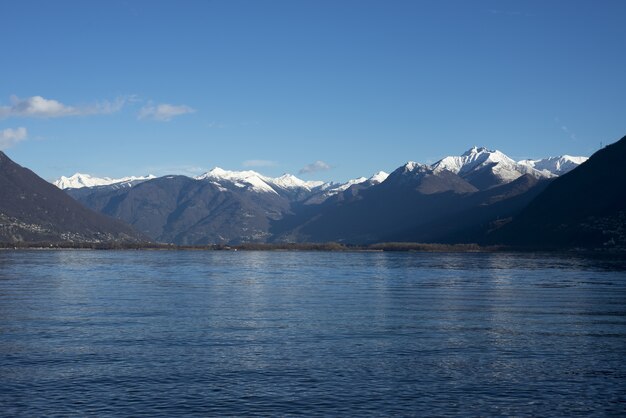 낮에 거대한 산을 배경으로 한 호수의 매혹적인 사진