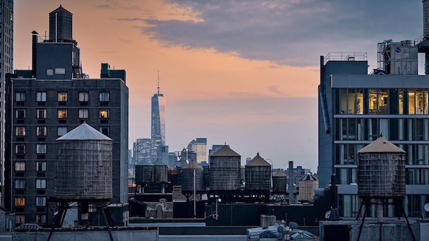 Завораживающий вид на крышу Манхэттена, Нью-Йорк, в час заката