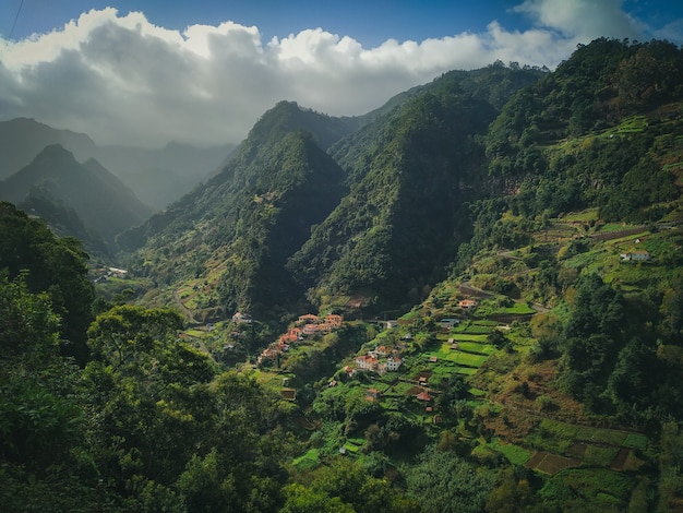 曇り空の美しい緑豊かな山々の魅惑的な風景