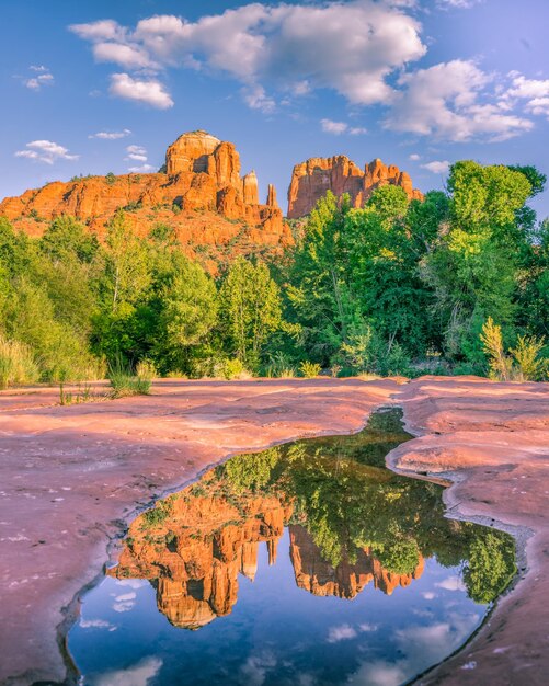 米国セドナの水たまりに映るカテドラル ロックの魅惑的な風景