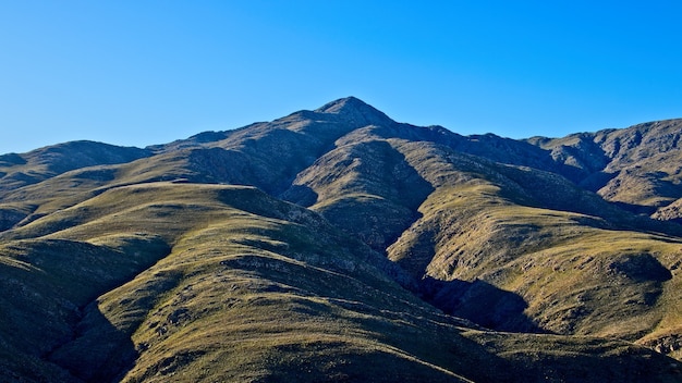 Foto gratuita scenario affascinante di colline che toccano il cielo limpido