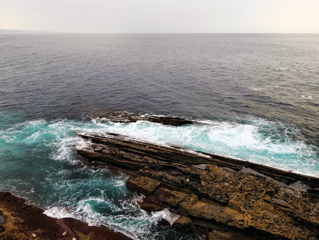 スペイン、サンセバスチャンの町の海岸に向かって移動する海の波の魅惑的な風景