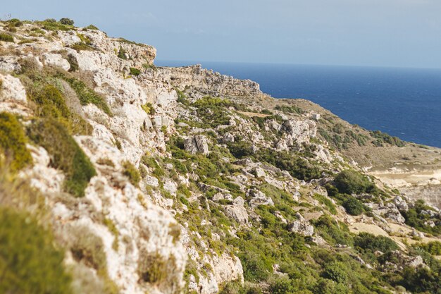몰타의 바다 해안에있는 암석의 매혹적인 풍경