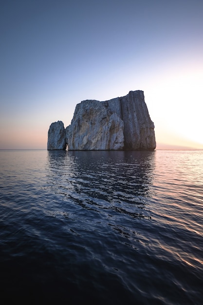 Foto gratuita scatto ipnotizzante di un bellissimo paesaggio marino e rocce enormi