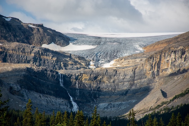 Завораживающий снимок канадских Скалистых гор.