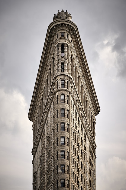 Mesmerizing shot of the Flatiron building in Madison Square Park