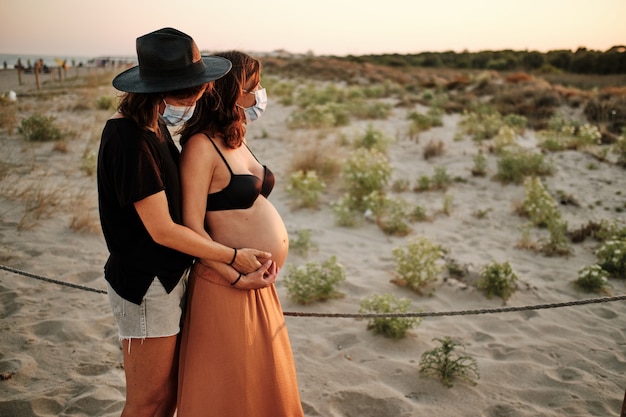 사랑스러운 임신한 커플의 매혹적인 사진 - 레즈비언 가족 개념