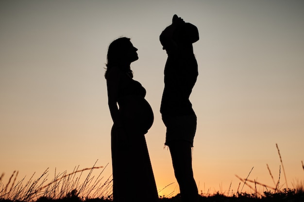 Завораживающий снимок красивой беременной пары - концепция лесбийской семьи