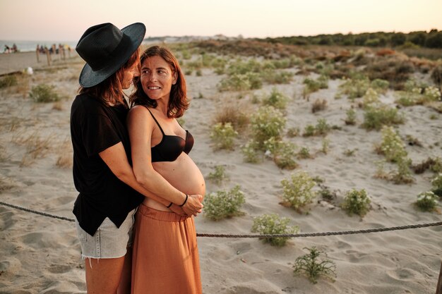 Завораживающий снимок красивой беременной пары - концепция лесбийской семьи
