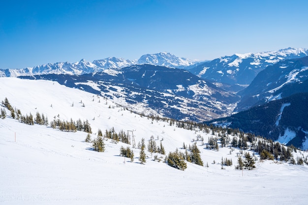 잘바흐-힌터글렘(Saalbach-Hinterglemm) 산의 매혹적인 장면