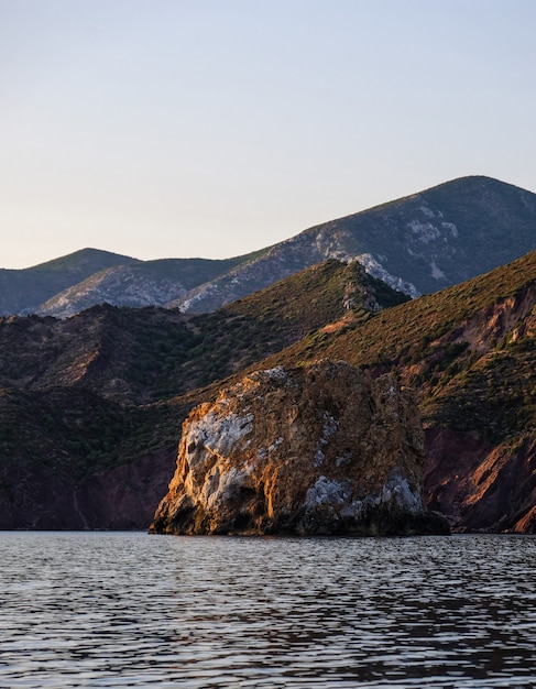 Бесплатное фото Завораживающий снимок красивого морского пейзажа и скалистых гор