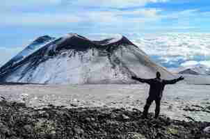 無料写真 イタリア、シチリア島のエトナ火山を訪れる観光客の魅惑的なショット