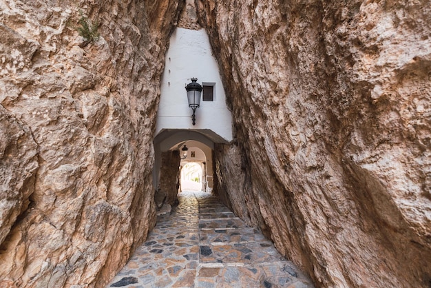 스페인 과달레스트 성으로 이어지는 바위 사이의 매혹적인 길