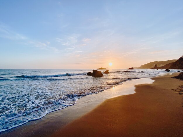 美しい夕日の海の魅惑的なショット