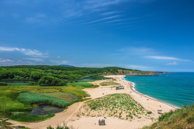 불가리아의 녹지로 둘러싸인 벨레카 강(Veleka river)의 매혹적인 샷