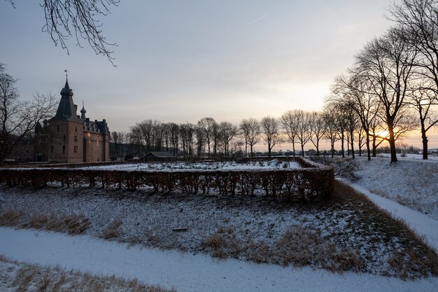 オランダの冬の歴史的なドアウォース城の魅惑的な日の出